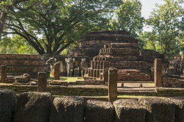 Kuzey Tayland 'ın Kamphaeng Phet eyaletindeki Kamphaeng Phet kasabasının tarihi parkındaki Wat Phra Kaeo' da fil heykeli. Tayland, Kamphaeng Phet, Kasım 2019