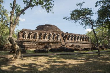 Kuzey Tayland 'da Kamphaeng Phet şehrindeki Wat Chang Rob Tapınağı. Tayland, Kamphaeng Phet, Kasım 2019