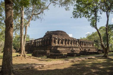 Kuzey Tayland 'da Kamphaeng Phet şehrindeki Wat Chang Rob Tapınağı. Tayland, Kamphaeng Phet, Kasım 2019