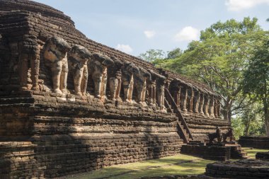 Kuzey Tayland 'da Kamphaeng Phet şehrindeki Wat Chang Rob Tapınağı. Tayland, Kamphaeng Phet, Kasım 2019