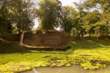 Kuzey Tayland 'da Kamphaeng Phet şehrinde bulunan Kamphaeng Phet şehrindeki kalenin şehir duvarının kanalı. Tayland, Kamphaeng Phet, Kasım 2019