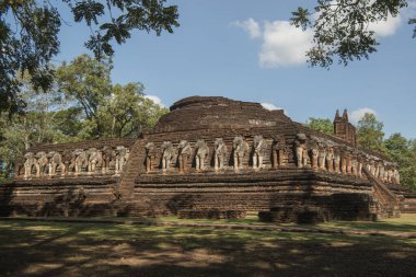 Kuzey Tayland 'da Kamphaeng Phet şehrindeki Wat Chang Rob Tapınağı. Tayland, Kamphaeng Phet, Kasım 2019