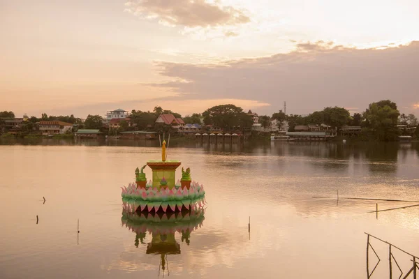 Традиционный Кратонг Фестивале Loy Krathong Пейзажем Реке Пин Вечером Городе — стоковое фото