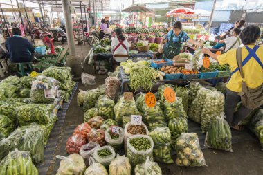 Kuzey Tayland 'ın Kamphaeng Phet eyaletindeki Kamphaeng Phet kasabasındaki gıda pazarında taze sebzeler. Tayland, Kamphaeng Phet, Kasım 2019