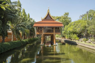 Kuzey Tayland 'da Kamphaeng Phet şehrindeki Wat Khu Yang Tapınağı ve Kraliyet Manastırı. Tayland, Kamphaeng Phet, Kasım 2019