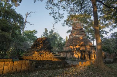 Kuzey Tayland 'ın Kamphaeng Phet eyaletindeki Kamphaeng Phet kasabasındaki Wat Chang Tapınağı. Tayland, Kamphaeng Phet, Kasım 2019