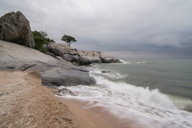 Tayland 'ın güneyinde Pranburi kasabası yakınlarındaki Khao Tao köyü yakınlarındaki Sai Noi Plajı Tayland' ın Hua Hin kasabası. Tayland, Hua Hin, Kasım 2019