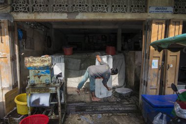 Tayland 'ın güneyindeki Pranburi kasabası yakınlarındaki Sai Noi kasabasındaki bir buz fabrikası Tayland' ın Hua Hin kasabası. Tayland, Hua Hin, Kasım 2019