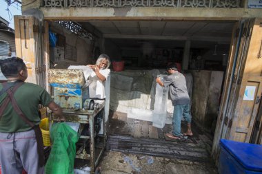 Tayland 'ın güneyindeki Pranburi kasabası yakınlarındaki Sai Noi kasabasındaki bir buz fabrikası Tayland' ın Hua Hin kasabası. Tayland, Hua Hin, Kasım 2019