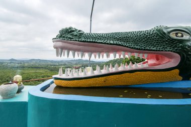Tayland 'ın güneyindeki Pranburi kasabası yakınlarındaki Timsah Tapınağı veya Chao Mae Tubtim Tanga Tapınağı Tayland' ın Hua Hin kasabası. Tayland, Hua Hin, Kasım 2019