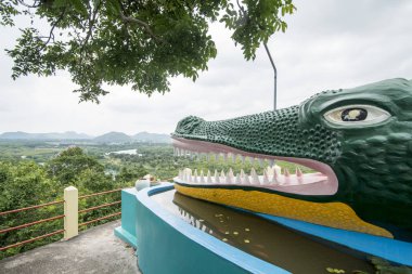 Tayland 'ın güneyindeki Pranburi kasabası yakınlarındaki Timsah Tapınağı veya Chao Mae Tubtim Tanga Tapınağı Tayland' ın Hua Hin kasabası. Tayland, Hua Hin, Kasım 2019