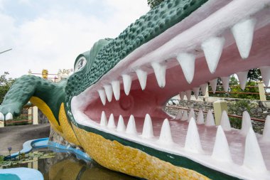 Tayland 'ın güneyindeki Pranburi kasabası yakınlarındaki Timsah Tapınağı veya Chao Mae Tubtim Tanga Tapınağı Tayland' ın Hua Hin kasabası. Tayland, Hua Hin, Kasım 2019