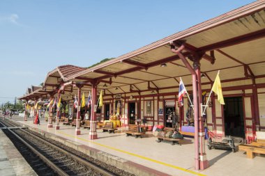 Tayland 'ın Prachuap Khiri Khan ilindeki Hua Hin kasabasındaki eski tren istasyonu. Tayland, Hua Hin, Kasım 2019