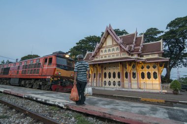 Tayland 'ın Prachuap Khiri Khan ilindeki Hua Hin kasabasındaki eski tren istasyonu. Tayland, Hua Hin, Kasım 2019
