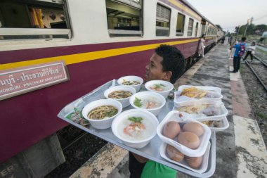 Tayland 'ın Prachuap Khiri Khan ilindeki Hua Hin kasabasındaki eski Hua Hin tren istasyonunda fast food yedim. Tayland, Hua Hin, Kasım 2019