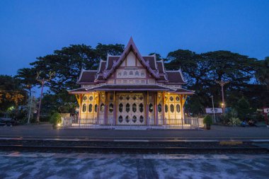 Tayland 'ın Prachuap Khiri Khan ilindeki Hua Hin kasabasındaki eski tren istasyonu. Tayland, Hua Hin, Kasım 2019