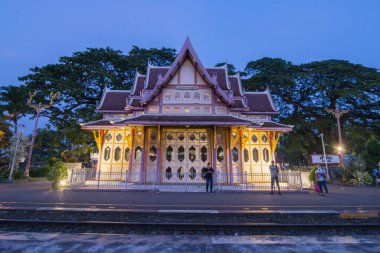Tayland 'ın Prachuap Khiri Khan ilindeki Hua Hin kasabasındaki eski tren istasyonu. Tayland, Hua Hin, Kasım 2019