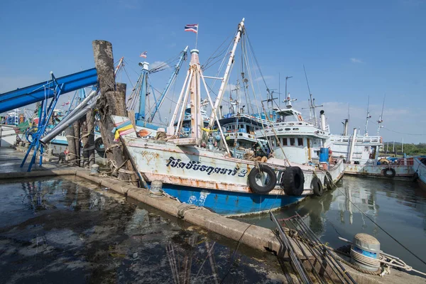 渔船停靠在泰国海湾Pranburi镇附近的Sai Noi渔村 在泰国华欣镇以南的泰国海湾 2019年11月 — 图库照片