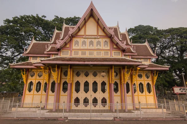 Tayland 'ın Prachuap Khiri Khan ilindeki Hua Hin kasabasındaki eski tren istasyonu. Tayland, Hua Hin, Kasım 2019