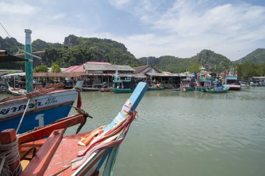 Tayland 'ın güneyindeki Pranburi kasabası yakınlarındaki Sam Roi Yot Nationalpark' taki Khao Daeng kasabasındaki balıkçı limanı Tayland 'ın Hua Hin kasabası. Tayland, Hua Hin, Kasım 2019