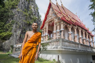 Tayland 'ın güneyindeki Pranburi kasabası yakınlarındaki Sam Roi Yot Milli Parkı' ndaki Wat Khao Daeng Tapınağı Tayland 'ın Hua Hin kasabası. Tayland, Hua Hin, Kasım 2019