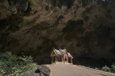Tham Phraya Nakhon Mağarası 'nın Khua Kharuehat pavilyonu ve Tayland' ın güneyindeki Hua Hin kasabası üzerinde Sam Roi Yoi Ulusal Parkı 'ndaki Hat Laem Sala. Tayland, Hua Hin, Kasım 2019