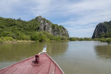Tayland 'ın güneyindeki Pranburi kasabası yakınlarındaki Sam Roi Yot Nationalpark' taki Khlong Khao Daeng nehri manzarası Tayland 'ın Hua Hin kasabası. Tayland, Hua Hin, Kasım 2019