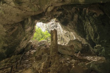 Tham Phraya Nakhon Mağarası 'nın Khua Kharuehat pavillion' u ve Tayland 'ın güneyindeki Hua Hin Kasabası' ndaki Khao Sam Roi Yot Nationalpark 'ın Hat Laem Sala' sı. Tayland, Hua Hin, Kasım 2019