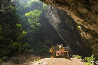 Tham Phraya Nakhon Mağarası 'nın Khua Kharuehat pavilyonu ve Tayland' ın güneyindeki Hua Hin kasabası üzerinde Sam Roi Yoi Ulusal Parkı 'ndaki Hat Laem Sala. Tayland, Hua Hin, Kasım 2019