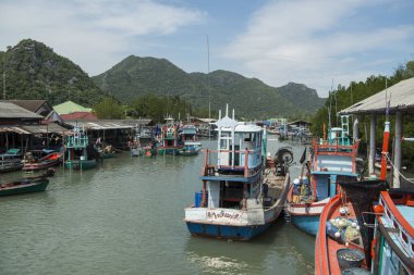 Tayland 'ın güneyindeki Pranburi kasabası yakınlarındaki Sam Roi Yot Nationalpark' taki Khao Daeng kasabasındaki balıkçı limanı Tayland 'ın Hua Hin kasabası. Tayland, Hua Hin, Kasım 2019