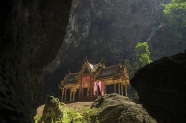 Tham Phraya Nakhon Mağarası 'nın Khua Kharuehat pavilyonu ve Tayland' ın güneyindeki Hua Hin kasabası üzerinde Sam Roi Yoi Ulusal Parkı 'ndaki Hat Laem Sala. Tayland, Hua Hin, Kasım 2019