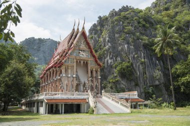 Tayland 'ın güneyindeki Pranburi kasabası yakınlarındaki Sam Roi Yot Milli Parkı' ndaki Wat Khao Daeng Tapınağı Tayland 'ın Hua Hin kasabası. Tayland, Hua Hin, Kasım 2019
