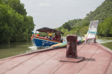 Tayland 'ın güneyindeki Pranburi kasabası yakınlarındaki Sam Roi Yot Nationalpark' taki Khlong Khao Daeng nehri manzarası Tayland 'ın Hua Hin kasabası. Tayland, Hua Hin, Kasım 2019