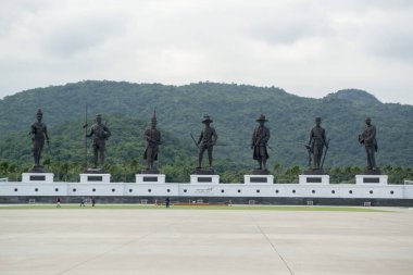 Tayland 'ın Hua Hin kasabası yakınlarındaki Rajabhakti Parkı' ndaki eski kralların 7 heykeli. Tayland, Hua Hin, Kasım 2019