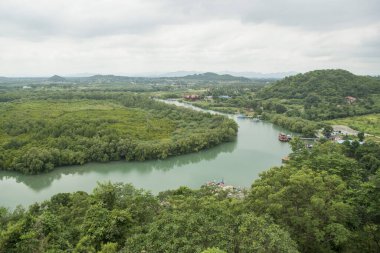 Tayland 'ın güneyindeki Pranburi kasabası yakınlarındaki Chao Mae Tubtim Tanga Tapınağı' ndan manzara ve manzara Tayland 'ın Hua Hin kasabası. Tayland, Hua Hin, Kasım 2019