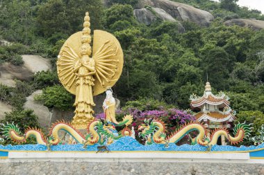 Tayland 'ın Hua Hin şehrinin yakınındaki Wat Khao Takiap ya da Maymun Tapınağı. Tayland, Hua Hin, Kasım 2019