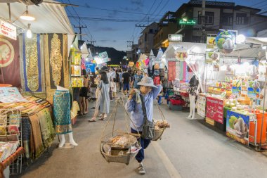 Tayland 'ın Prachuap Khiri Khan ilindeki Hua Hin kasabasındaki Hua Hin Gece Pazarı' nda insanlar ve sokak yemekleri satılıyor. Tayland, Hua Hin, Kasım 2019