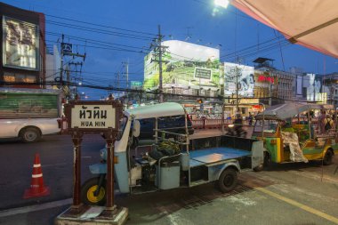 Tayland 'ın Prachuap Khiri Khan ilindeki Hua Hin kasabasındaki Hua Hin Gece Pazarı' nda insanlar ve sokak yemekleri satılıyor. Tayland, Hua Hin, Kasım 2019