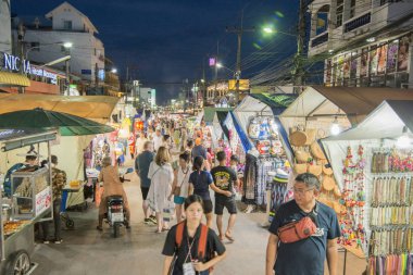 Tayland 'ın Prachuap Khiri Khan ilindeki Hua Hin kasabasındaki Hua Hin Gece Pazarı' nda insanlar ve sokak yemekleri satılıyor. Tayland, Hua Hin, Kasım 2019