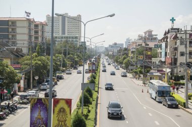 Tayland 'ın Hua Hin şehrinde dükkanları olan bir cadde. Tayland, Hua Hin, Kasım 2019