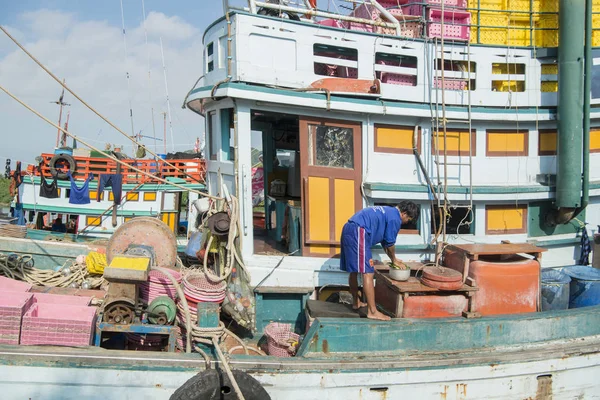 Αλιευτικό Σκάφος Στο Λιμάνι Στο Ψαροχώρι Του Sai Noi Κοντά — Φωτογραφία Αρχείου