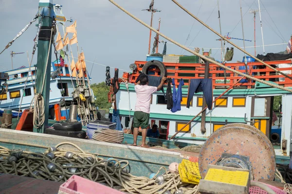 Αλιευτικό Σκάφος Στο Λιμάνι Στο Ψαροχώρι Του Sai Noi Κοντά — Φωτογραφία Αρχείου