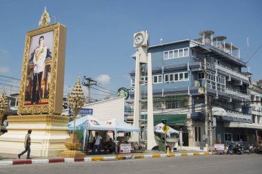 Tayland 'ın Prachuap Khiri Khan ilindeki Hua Hin şehir merkezindeki saat kulesi. Tayland, Hua Hin, Kasım 2019