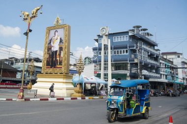 Tayland 'ın Prachuap Khiri Khan ilindeki Hua Hin şehir merkezindeki saat kulesi. Tayland, Hua Hin, Kasım 2019