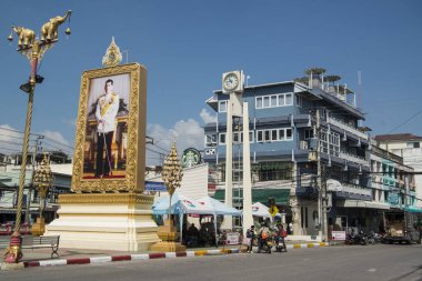 Tayland 'ın Prachuap Khiri Khan ilindeki Hua Hin şehir merkezindeki saat kulesi. Tayland, Hua Hin, Kasım 2019