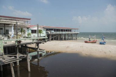 Tayland 'ın Prachuap Khiri Khan ilindeki eski Hua Hin kasabasındaki sahil ve sahil. Tayland, Hua Hin, Kasım 2019