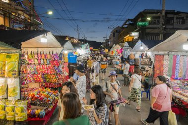 Tayland 'ın Prachuap Khiri Khan ilindeki Hua Hin kasabasındaki Hua Hin Gece Pazarı' nda insanlar ve sokak yemekleri satılıyor. Tayland, Hua Hin, Kasım 2019