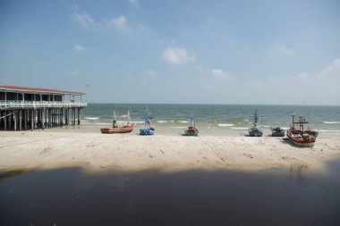 Tayland 'ın Prachuap Khiri Khan ilindeki eski Hua Hin kasabasındaki sahil ve sahil. Tayland, Hua Hin, Kasım 2019