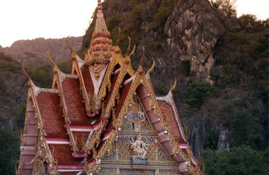Tayland 'ın güneyindeki Pranburi kasabası yakınlarındaki Sam Roi Yot Milli Parkı' ndaki Wat Khao Daeng Tapınağı Tayland 'ın Hua Hin kasabası. Tayland, Hua Hin, Kasım 2019