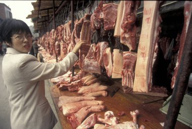 Doğu Asya 'daki Guangdong eyaletinin Guangzhou şehrindeki et ve hayvan pazarında taze et. Çin, Guangzhou, Nisan 2000
